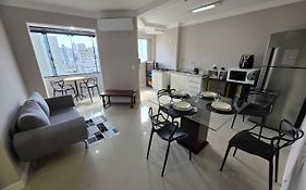 Studio na Avenida Central com garagem, perto da praia